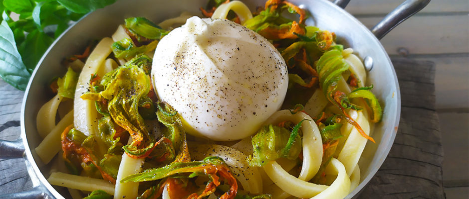 Pasta con fiori di zucca e burrata