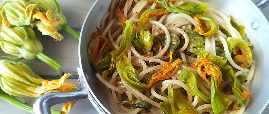 Spaghetti cacio e pepe con fiori di zucca