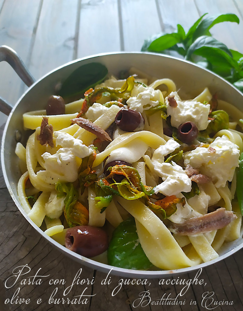 Pasta con fiori di zucca, acciughe, olive e burrata