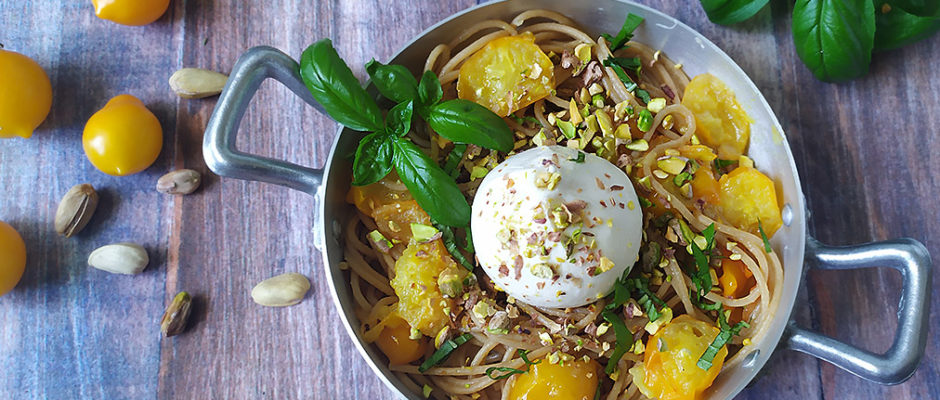 Spaghetti con pomodorini gialli, burrata e pistacchi