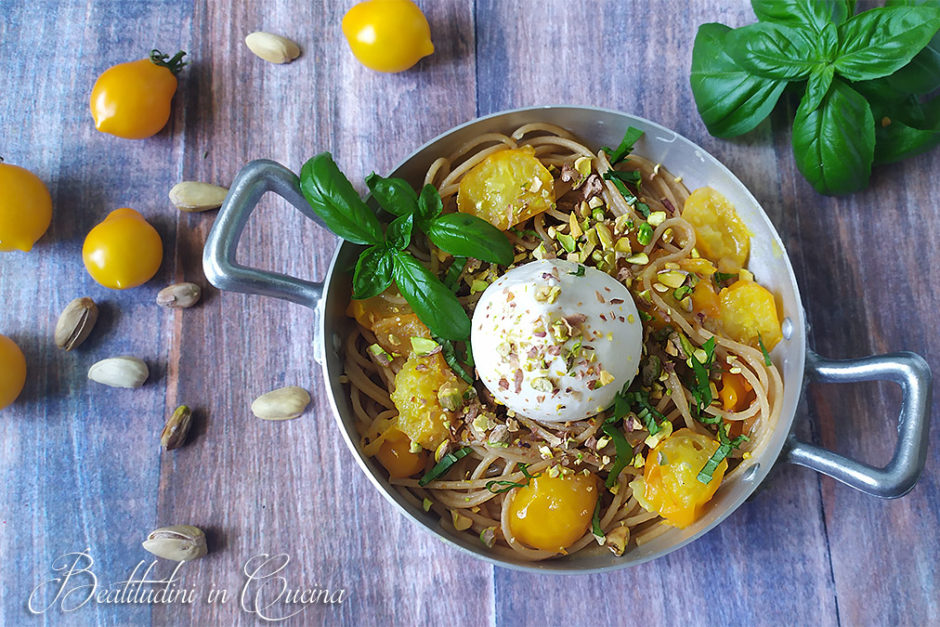 Spaghetti con pomodorini gialli, burrata e pistacchi