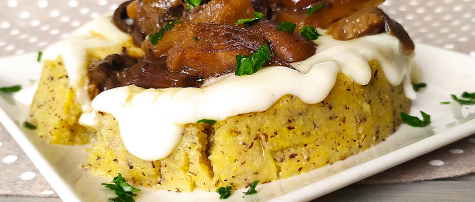 Sformatini di polenta con fonduta di pecorino e funghi