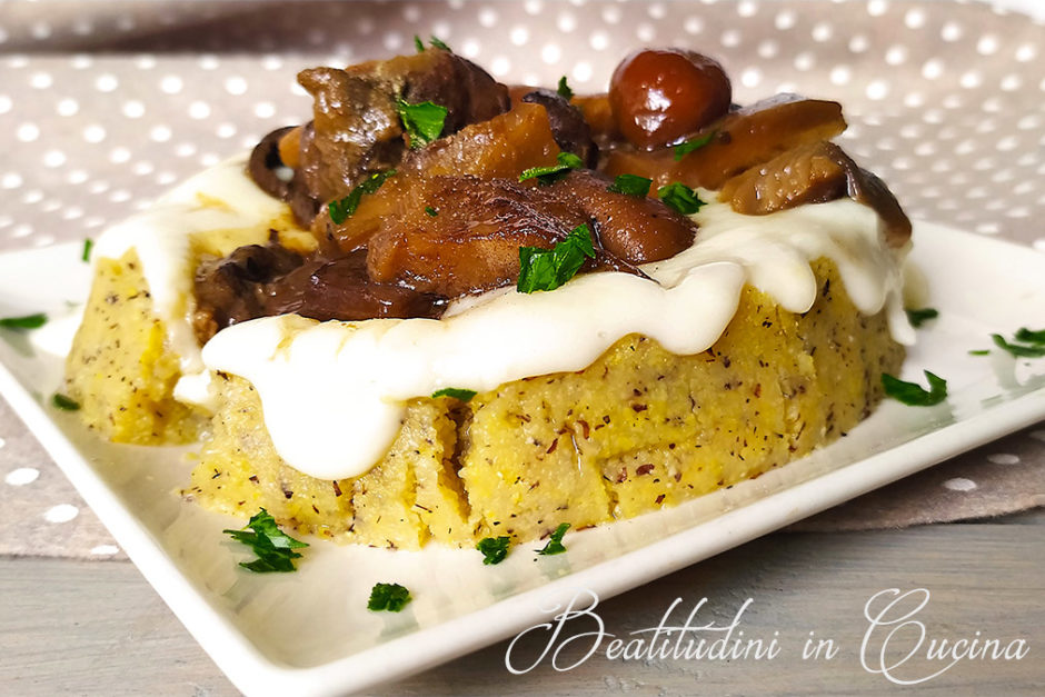 Sformatini di polenta con fonduta di pecorino e funghi