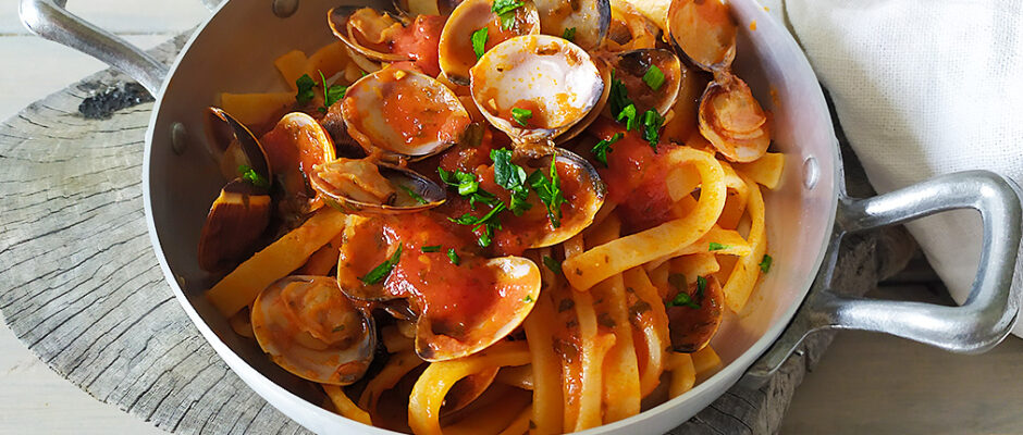 Pasta con le vongole in rosso