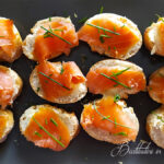 Crostini al salmone affumicato con limone ed erba cipollina