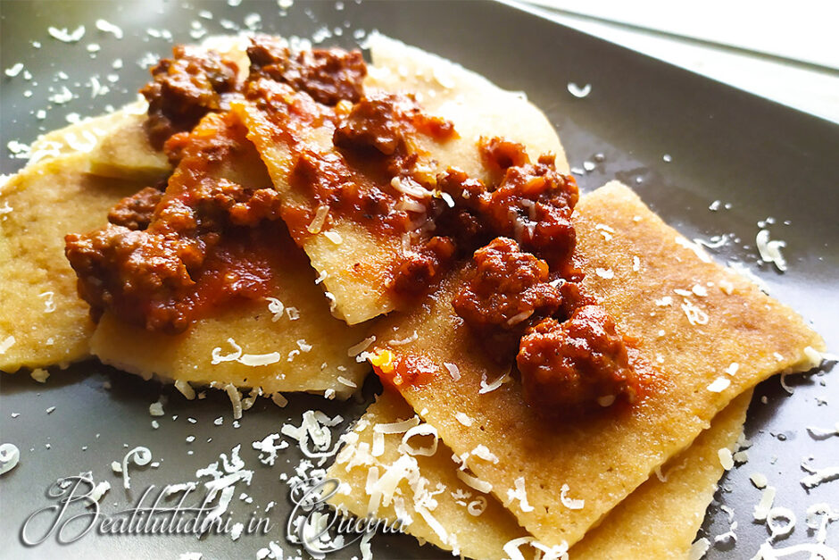 Testaroli della Lunigiana al ragù