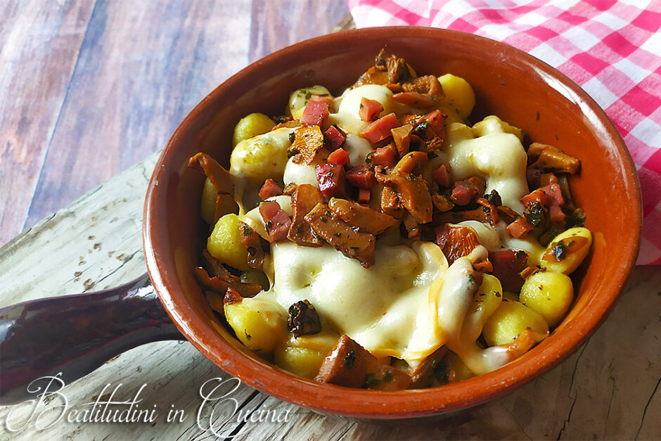 Gnocchi con finferli, speck e provola affumicata