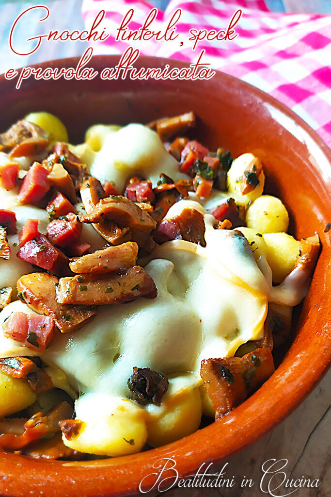 Gnocchi con finferli, speck e provola affumicata