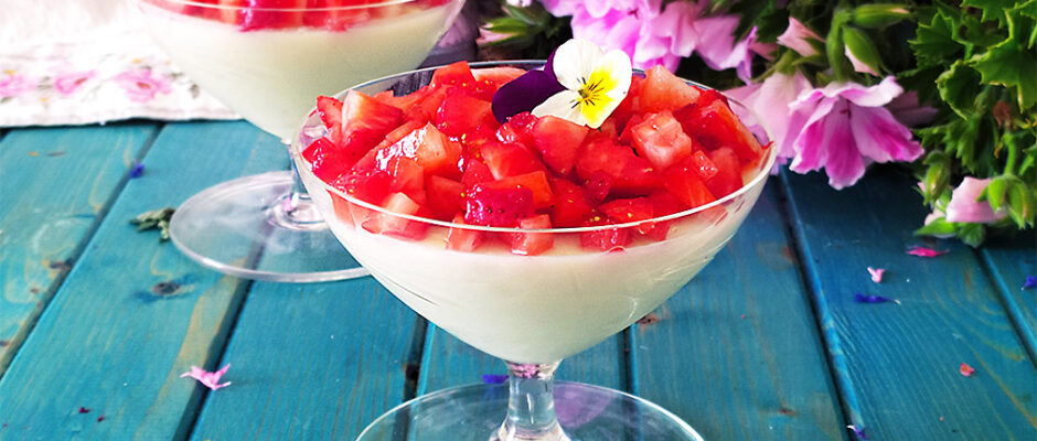 Panna cotta al cocco e fragole fresche